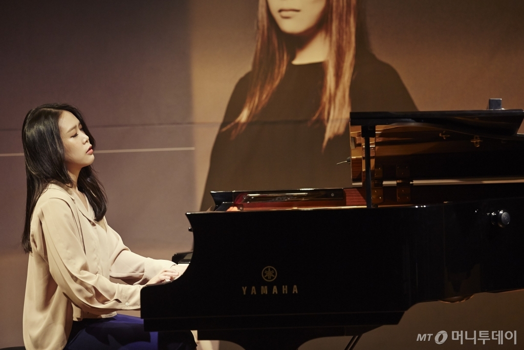 피아니스트 손열음이 새 음반 '모차르트' 발매에 앞서 가진 기자간담회에서 수록곡 '판타지 K475'를 연주하고 있다. 중 /사진제공=크레디아