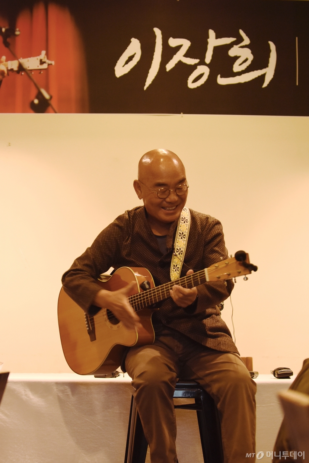 17일 '울릉천국 아트센터' 개관 기자간담회에서 이장희는 구수한 음색과 따뜻한 연주를 선보이며 음악인으로의 귀환을 알렸다. /사진제공=PRM