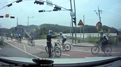 자전거 동호회 회원들이 도로를 막고 '떼빙'을 하고 있는 모습. /사진= 온라인 커뮤니티 캡처