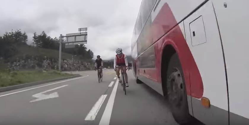 2015년 7월 속초로 향하던 자전거 일행이 미시령로를 지날 무렵 고속버스 한대가 자전거를 추월하자 자전거가 크게 휘청거려 큰 사고로 이어질 뻔했다. /사진= 유튜브 캡처