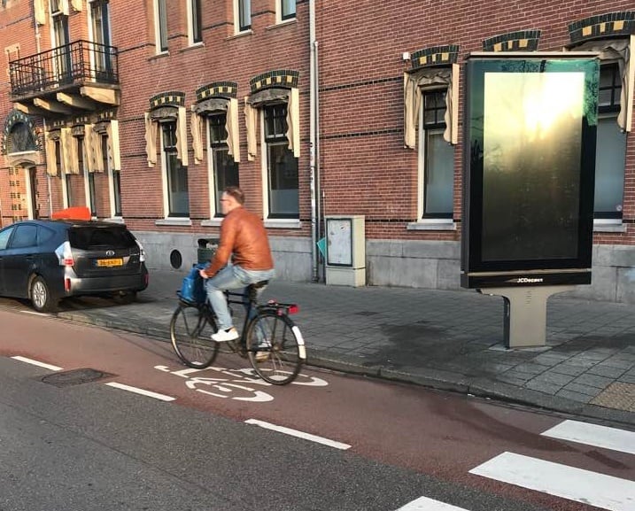 지난 17일(한국시간) 네덜란드 암스테르담에서 시민이 자전거전용도로에서 자전거를 운전하고 있다. 네덜란드는 전 세계에서 자전거 보급률이 가장 높은 나라 중 하나다. /사진(암스테르담)= 한지연 기자