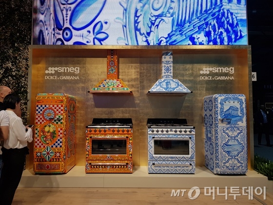 스메그가 돌체앤가바나와 협업해 만든 후드와 냉장고 등 /사진=김성은 기자