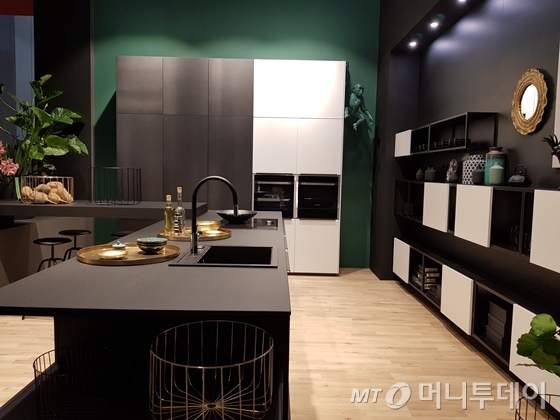 가구업체 '놀테'가 선보인 빌트인 가전과 가구 전시. 브라운과 화이트톤으로 일체감을 주고 냉장고, 오븐 주변에 넉넉한 수납공간을 둬서 동선의 효율성도 높이도록 했다./사진=김성은 기자