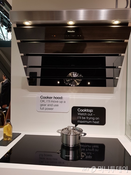 밀레의 스마트기능 접목의 쿡탑과 후드/사진=김성은 기자<br>