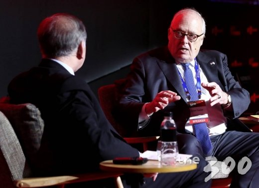 문정인 대통령 외교안보특보와 에드윈 퓰러 헤리티지재단 창립자가 19일 오전 서울 여의도 콘래드호텔에서 열린 머니투데이미디어 글로벌 콘퍼런스 '2018 키플랫폼(K.E.Y. PLATFORM 2018)'에서 특별대담하고 있다./사진=홍봉진 기자