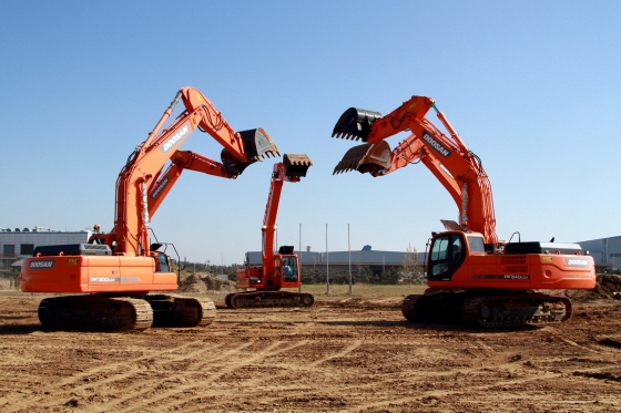 18일 두산인프라코어 군산공장에서 대형 굴착기들이 데모쇼를 선보이고 있다./사진제공=두산인프라코어