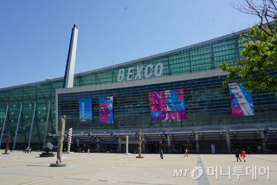 지난 21일 '아트부산 2018'이 열린 부산 해운대구에 위치한 벡스코(BEXCO) 전경. 야외 광장에는 박은선 조각가의 대형 대리석 조각 8점이 전시돼 있다./사진=배영윤 기자