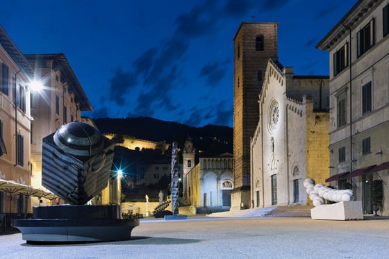 이탈리아 피에트라산타 산타고스티노 교회 일대에 박은선 작가 작품이 전시된 모습/사진제공=박은선 작가