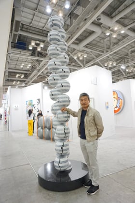 지난 21일 '아트부산 2018'이 열린 벡스코(BEXCO) 전시장 내부에 전시된 자신의 작품 옆에 서 있는 박은선 작가/사진=배영윤 기자