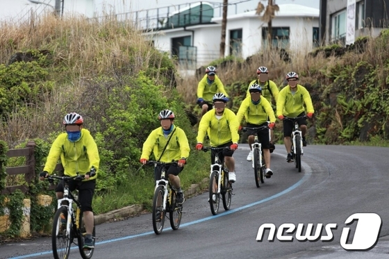 2018년 '할 수 있는 자가 구하라' 소년원학교 올레길 자전거 하이킹 프로그램에 참여한 고봉중·고등학교(서울소년원) 학생 및 교사·멘토들. (법무부 제공). © News1