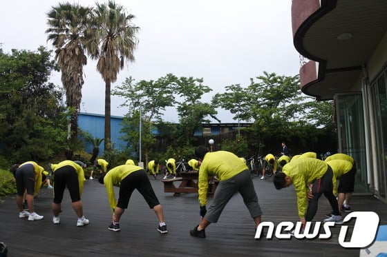 25일 오전 고봉중·고등학교(서울소년원) 올레길 자전거 하이킹 참가 학생 및 교사·멘토 등이 준비운동을 하고 있다. 2018.4.25/뉴스1 © News1 이유지 기자