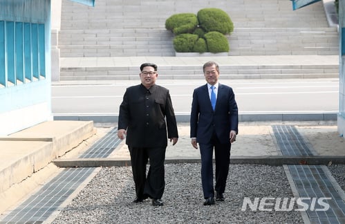 【판문점=뉴시스】전신 기자 = 문재인 대통령과 김정은 국무위원장이 27일 파주 판문점에서 만나 함께 걷고 있다. 2018.04.27. photo1006@newsis.com <저작권자ⓒ 공감언론 뉴시스통신사. 무단전재-재배포 금지.>