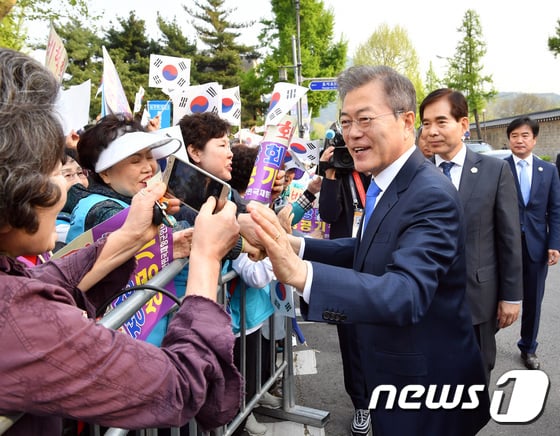 27일 남북정상회담에 참석하기 위해 청와대를 나선 문재인 대통령이 성공적인 회담을 기원하는 시민과 인사하고 있다. /사진제공= 뉴스1