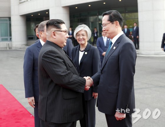 김정은 북한 국무위원장이 27일 오전 판문점에서 문재인 대통령의 안내를 받으며 송영무 국방부 장관과 악수하고 있다. /사진=뉴스1