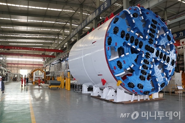 중국 최대 터널보링 머신(TBM) 생산업체인 중국철로공정장비그룹(CREG)  작업장 내에서 제작 중인 TBM.