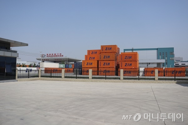 정저우에서 독일 함부르크까지 운행하는 화물열차를 운영하는 정저우인터내셔널허브개발건설유한공사(ZIH)의 하적장 모습.