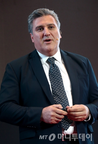 사바스 마브리디스 카르타프리모 대표가 지난달 19일 오후 서울 여의도 콘래드호텔에서 열린 머니투데이미디어 글로벌 콘퍼런스 '2018 키플랫폼(K.E.Y. PLATFORM 2018)'에서 금융산업에서의 블록체인과 암호화폐에 대해 발표하고 있다./사진=홍봉진 기자