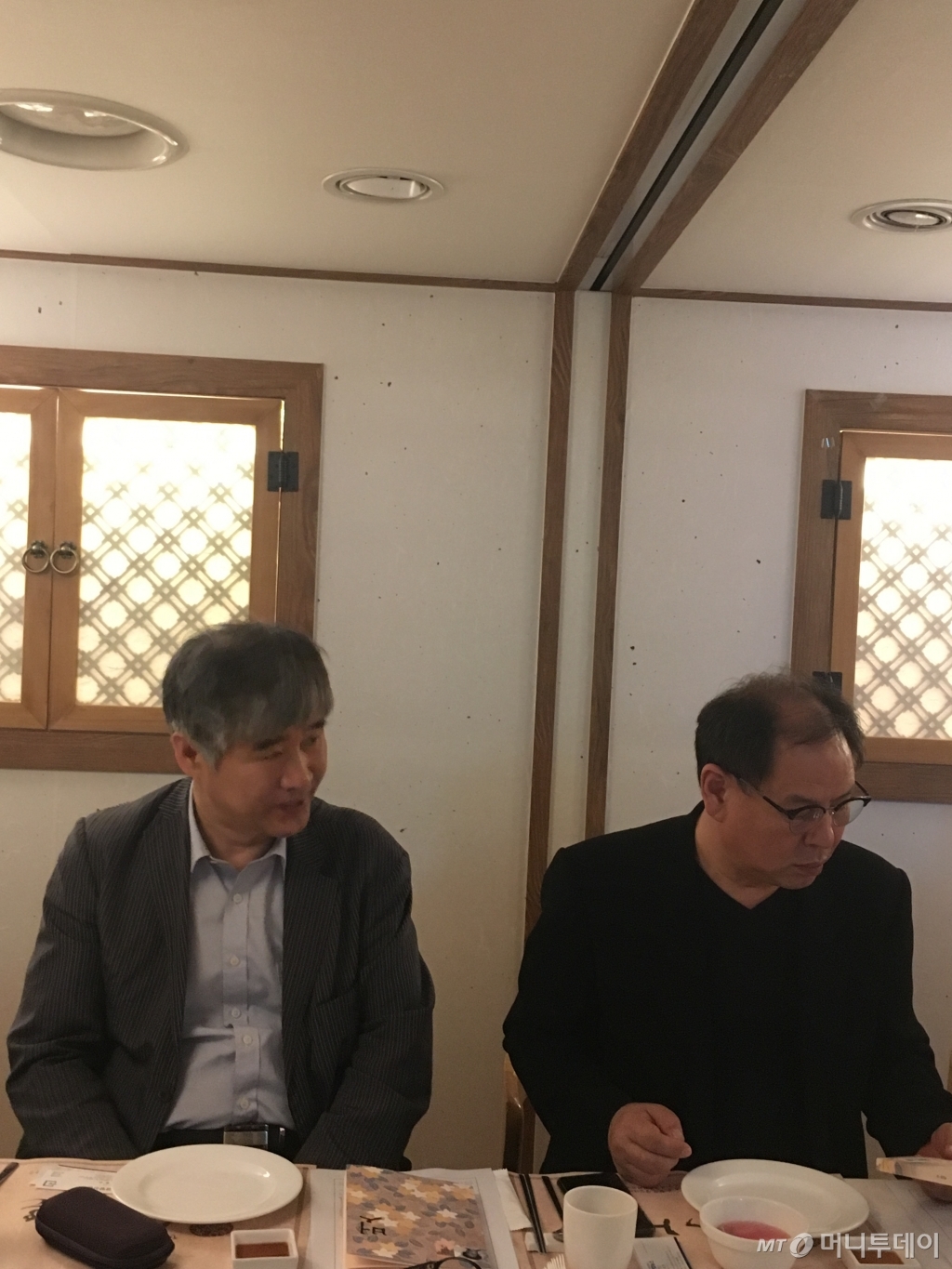 2일 북한 베스트셀러 작가 백남룡의 '벗'이 25년만에 재출간됐다. 이날 출간 기자간담회에 참석한 방현석(왼쪽)·정도상 두 소설가는 "세련된 미학적 균형미로 북한의 관료주의 폐단과 부부 양성평등 문제를 날카롭게 꼬집었다"고 이 작품을 설명했다. /사진제공=아시아