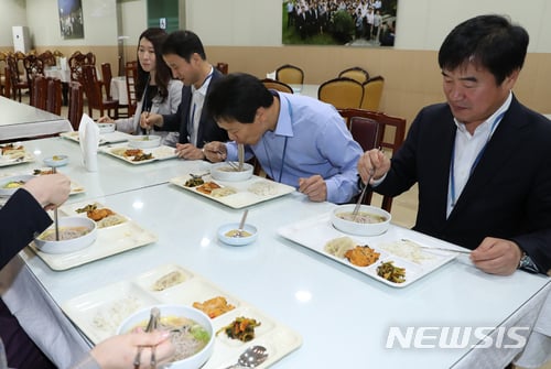 【서울=뉴시스】전진환 기자 = 남북정상회담 만찬 메뉴로 나왔던 평양냉면이 시민들에게 인기를 끄는 가운데 4일 오후 청와대 구내식당에서 임종석 대통령비서실장과 직원들이 점심 메뉴로 나온 평양냉면을 맛보고 있다. 2018.05.04.   amin2@newsis.com  <저작권자ⓒ 공감언론 뉴시스통신사. 무단전재-재배포 금지.>