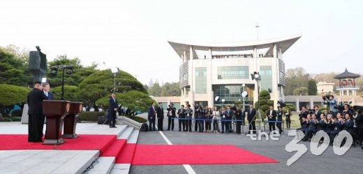 문재인 대통령과 김정은 국무위원장이 27일 경기도 파주 판문점 평화의집 앞에서 공동선언문 발표를 마친 후 악수하고 있다.