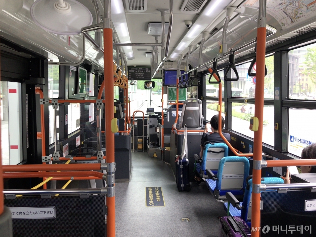 지난달 23일 일본 도쿄에서 탑승한 수소버스의 내부 모습. 일반 버스와 큰 차이가 없다. /사진=김남이 기자