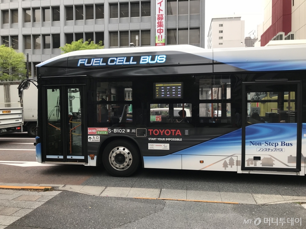 지난달 23일 도쿄에서 운행 중인 수소버스의 모습 /사진=김남이 기자