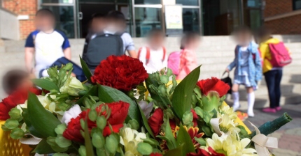 스승의 날인 지난해 5월15일 오전 서울 종로구 창신초등학교에 교육청에서 준비한 카네이션이 놓여 있다./사진=뉴스1