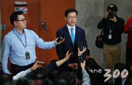 더불어민주당 김경수 의원이 2일 오후 서울 여의도 국회 정론관에서 경남도시자 선거 출마를 선언하는 기자회견을 한 뒤 취재진의 질의에 답하고 있다. 김 의원은 공민배, 권민호, 공윤권 등 세 예비후보의 대승적 결단으로 자신이 단일후보로 경남도지사에 도전한다고 밝혔다. /사진=이동훈 기자