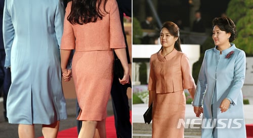 지난 4월 남북정상회담 만찬에서 김정숙 여사가 북한 리설주 여사와 손을 잡고 이동하고 있다. 2018.05.10. (사진=청와대 제공)  photo@newsis.com