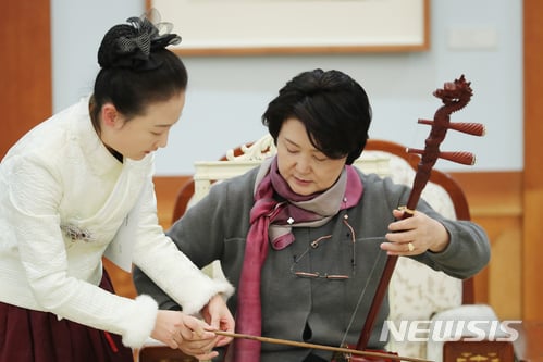 지난해 12월 중국을 방문한 김정숙 여사가 중국의 전통악기인 얼후 연주를 체험하고 있다. 2018.05.10. (사진=청와대 제공)  photo@newsis.com