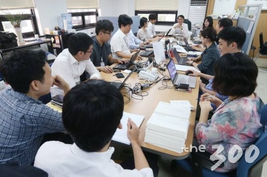 5일 오후 서울 여의도 국회도서관에서 열린 머니투데이 the300 '내 삶을 바꾸는 개헌' 컨퍼런스에서 박종면 머니투데이 대표이사, 정세균 국회의장, 원해영 정개특위 위원장, 이상수 전 노동부 장관을 비롯한 참석자들이 기념촬영을 하고 있다. 왼쪽부터 박재범 머니투데이 정치부장, 이헌환 아주대 교수, 이상수 전 노동부 장관, 원해영 정치개혁특별위원회 위원장, 박종면 머니투데이 대표이사, 정세균 국회의장, 장영수 고려대, 임지봉 서강대, 이현출 아주대, 김종철 연세대 교수.