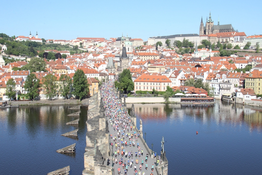 지난 6일 체코수도 프라하에서 열린 2018프라하마라톤 참가자들이 카를루프 다리를 건너고 있다. 멀리 오른쪽 위에 보이는 건물이 프라하 성. /사진=Marathon-Photos.com