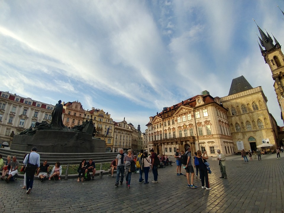 2018 프라하마라톤 출발점인 구시가광장. 왼쪽이 종교개혁가 얀 후스 동상, 오른쪽 건물은 국립미술관, 첨탑은 틴 성당의 일부.