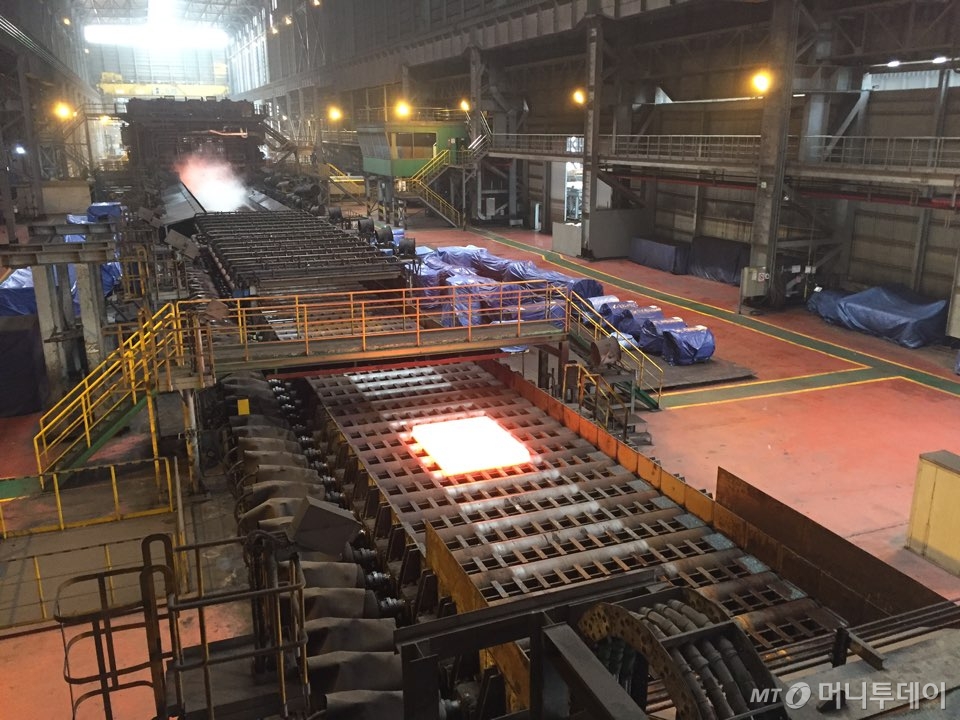 동국제강 당진후판공장 슬래브 압연 모습./사진=한민선기자