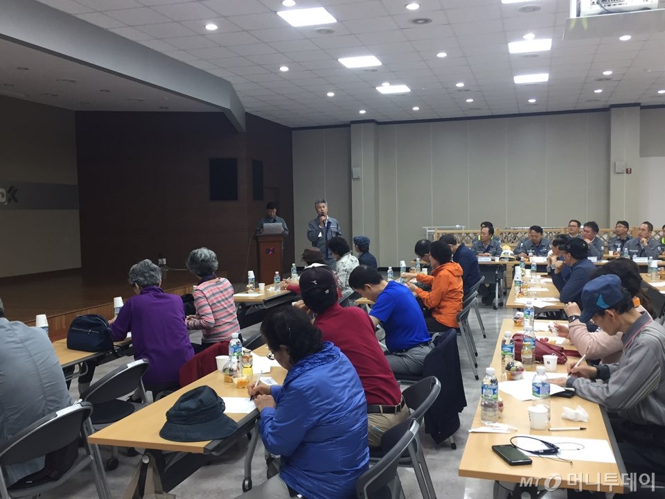 장세욱 동국제강 부회장이 지난 11일 주주초청 공장방문 행사에서 주주들의 질문에 답하고 있다./사진=한민선 기자