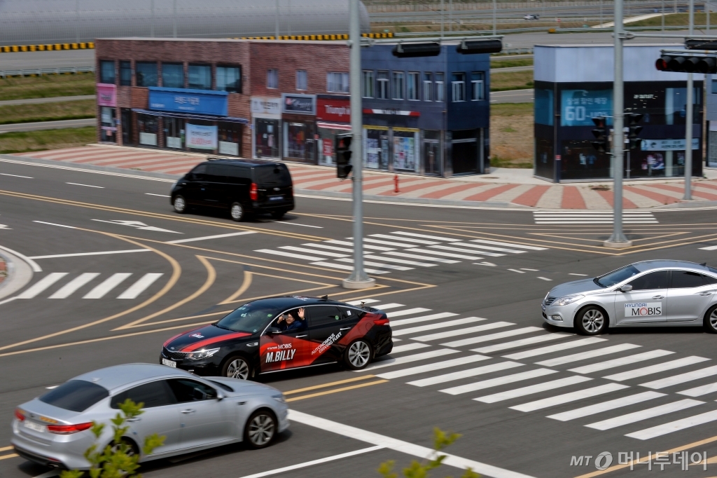 현대모비스 서산주행시험장 내 구현된 가상도시에서 자율주행시험차량인 M.BILLY가 신호등의 신호를 받아 스스로 좌회전을 하고 있다. /사진제공=현대모비스
