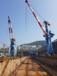 한진중공업 영도조선소는 상선 수주지로서의 경제성을 이미 잃은 상태로 현재는 군함 등 특수선 건조에 집중하고 있다. 사진은 빈도크의 모습. / 사진 = 박준식 기자