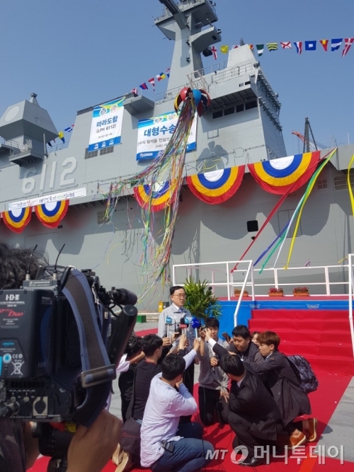 봉현수 한진중공업 사장(조선부문)은 20일 마라도함 진수식에 축사를 맡았고 군함 등 특수선 수주에 집중하겠다는 뜻을 밝혔다. / 사진 = 박준식 기자
