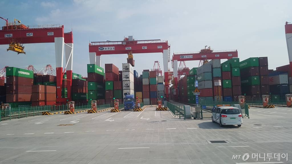 중국 상하이 양산항 4기 완전자동화 부두에서 화물차 기사가 키오크스에 화물 정보를 입력하고 컨테이너를 적재하고 있다./상하이=민동훈 기자