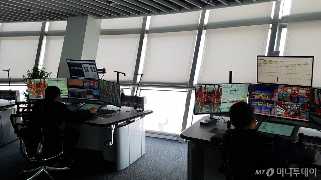 이달 17일 중국 양산항 4기 컨트롤 타워 내부 전경. 이곳에서 원격으로 선박에 실려있는 컨테이너박스를 안벽크레인으로 집어 올린다. 이후엔 화물자 적재시까지 모든 과정이 전자동으로 이뤄진다./상하이=민동훈 기자