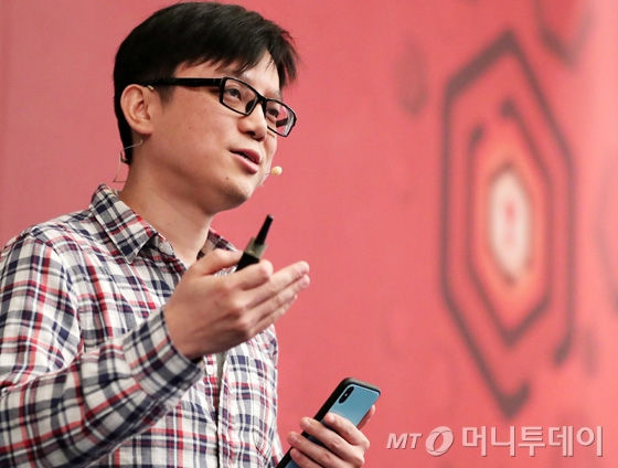 리판 유네트워크(U Network) 공동창업자가 지난달 19일 서울 영등포구 여의도동 콘래드호텔에서 열린 머니투데이 주최 '키플랫폼 2018 분과세션2-탈중앙화: 신세계-중관춘과 실리콘밸리의 만남'에서 '블록체인 탈중앙화는 콘텐츠 시장을 어떻게 바꾸나?'에 대해 발표하고 있다./사진=김창현 기자