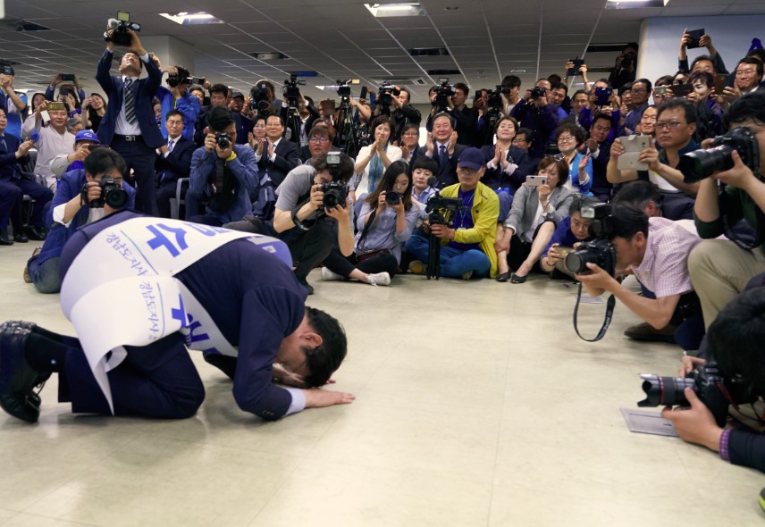 김경수 더불어민주당 경남지사 후보가 지난 16일 경남 창원시 의창구 STX빌딩에 마련된 ‘김경수 청년캠프’에서 지역 청년문화예술인들과 간담회를 갖고 있다. /사진=조철희 기자