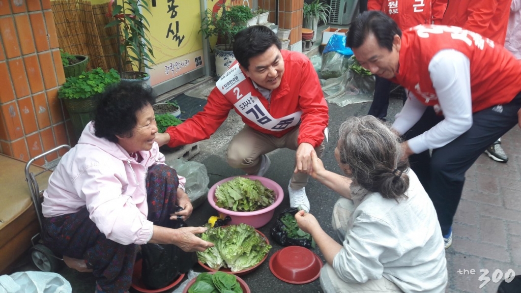 김태호 자유한국당 경남지사 후보가 지난 17일 경남 하동군 하동공설시장에서 도민들을 만나 인사하고 있다. 사진=조철희 기자