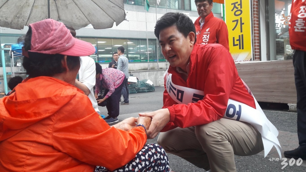 김태호 자유한국당 경남지사 후보가 지난 17일 경남 하동군 하동공설시장에서 주민들과 만나 인사하고 있다. /사진=조철희 기자