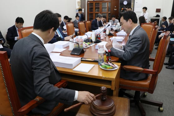 25일 오전 서울 여의도 국회에서 열린 국토교통위원회 국토법안심사소위원회에서 이원욱 소위원장이 의사봉을 두드리고 있다. /사진=뉴스1