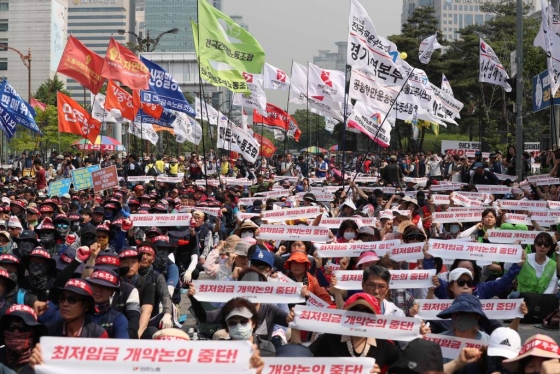 전국민주노동조합총연맹이 28일 오후 서울 여의도 국회 앞에서 '국회 최저임금법 개악 저지! 5.28 민주노총 총파업대회'를 열고 구호를 외치고 있다./사진=뉴시스