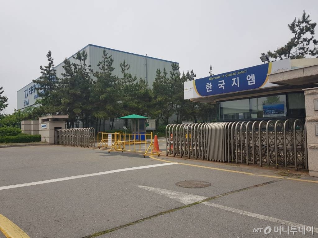 5월 31일 공식 폐쇄를 하루 앞둔 30일 한국GM 군산공장 정문 앞에 정적감이 감돌고 있다./사진=황시영 기자