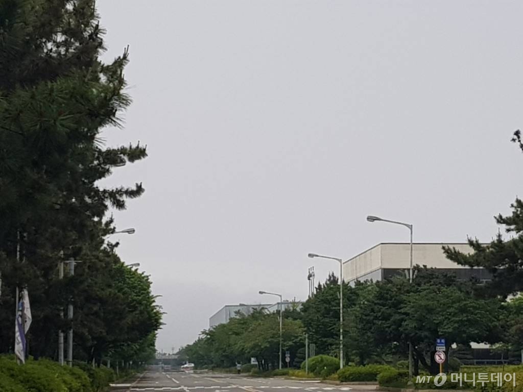 한국GM 군산공장 정문에서 들여다 본 공장 부지에 정적감이 감돌고 있다./사진=황시영 기자