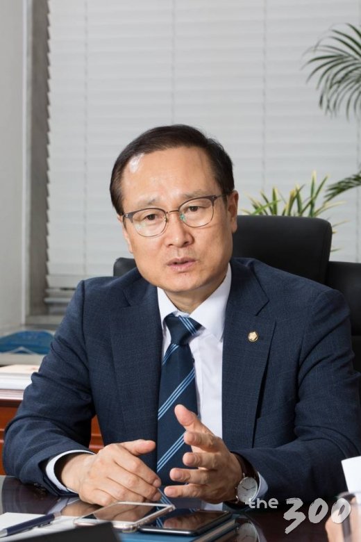 홍영표 더불어민주당 원내대표가 지난달 31일 국회 본청 민주당 원내대표실에서 머니투데이 더300(the300)과 인터뷰를 하고 있다./사진= 더리더