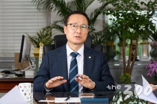 홍영표 더불어민주당 원내대표가 지난달 31일 국회 본청 민주당 원내대표실에서 머니투데이 더300(the300)과 인터뷰를 하고 있다./사진= 더리더